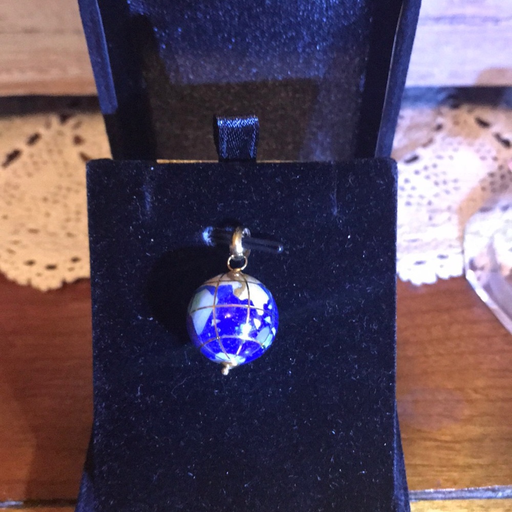 Gorgeous 14K Yellow Gold Blue Globe 🌎 Pendant.♥️